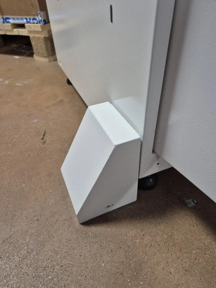 Fixation au sol du Locker Lite format 11 cases